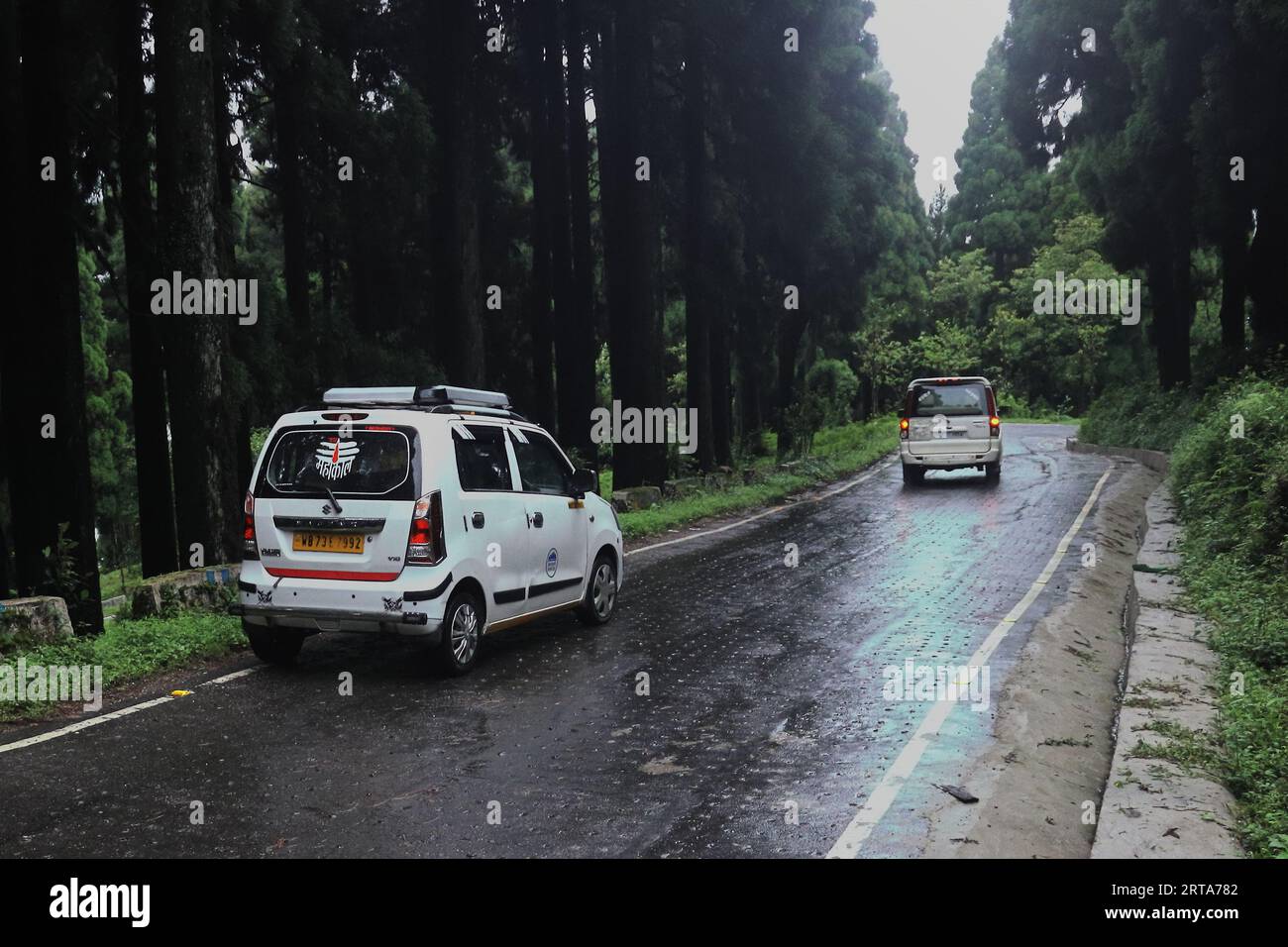 Darjeeling, Bengala Occidentale, India - 27 giugno 2023: Lungo viaggio in auto attraverso la splendida strada di montagna selvaggia nel fine settimana e godetevi il tempo speciale Foto Stock