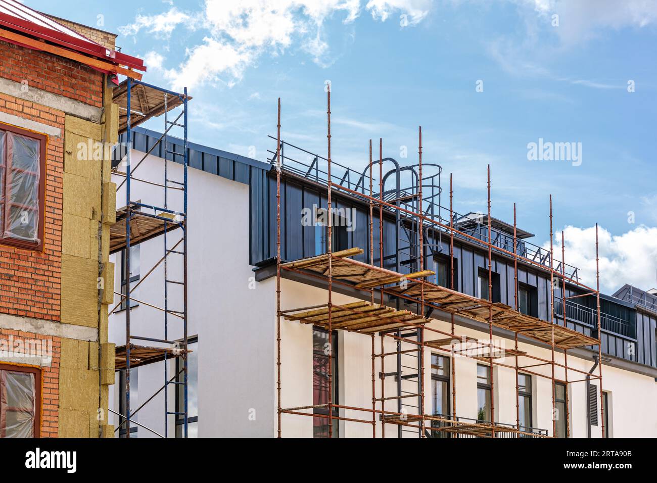 riparazione della facciata dell'edificio. vecchio edificio con ponteggi durante i lavori di ristrutturazione. Foto Stock