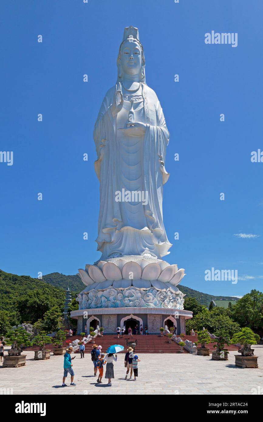 Da Nang, Vietnam - 21 agosto 2018: Statua di Guanyin alta 67 metri nella Pagoda Linh Ung in cima al monte Son tra. Foto Stock
