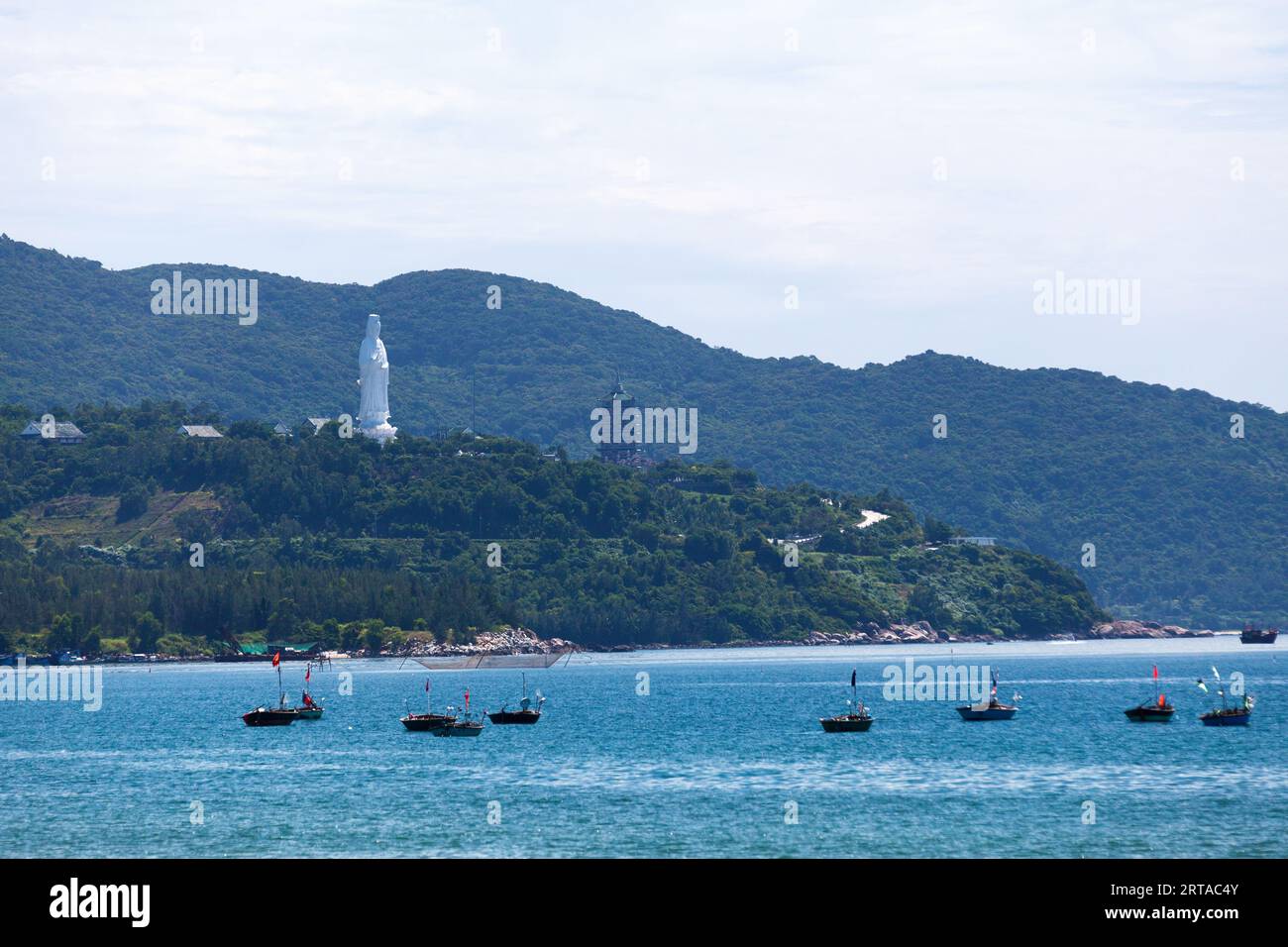 Da Nang, Vietnam - 21 agosto 2018: Statua di Guanyin alta 67 metri nella Pagoda Linh Ung in cima al monte Son tra. Foto Stock