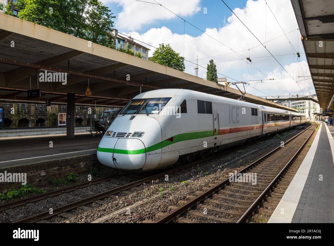 Wuppertal, Germania - 2 giugno 2022: Il treno ad alta velocità ICE della Deutsche Bahn ferma al binario della stazione ferroviaria di Wuppertal, Renania settentrionale-Westfal Foto Stock