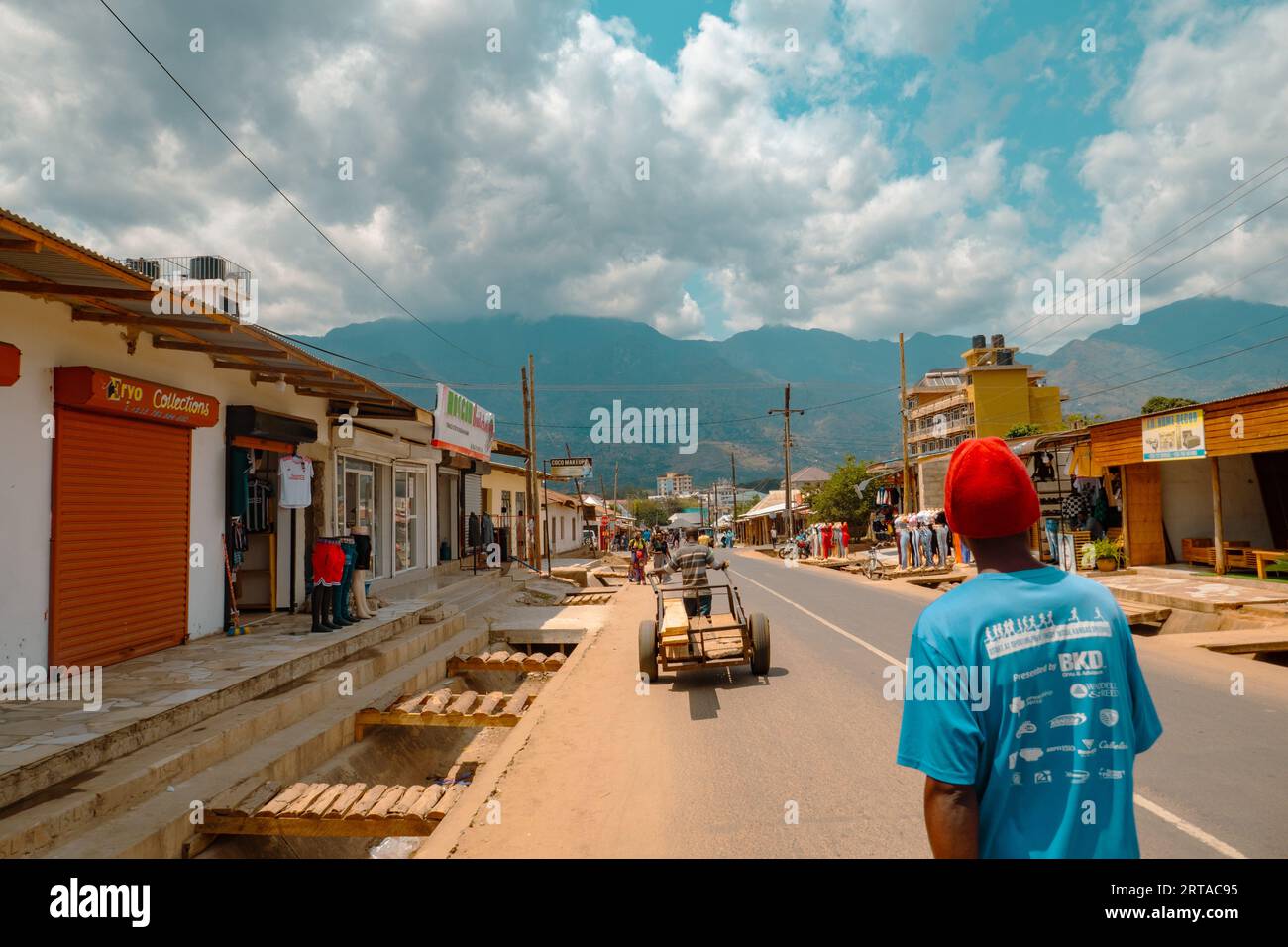 Vista di una strada trafficata nella città di Morogoro con le montagne Uluguru sullo sfondo Foto Stock