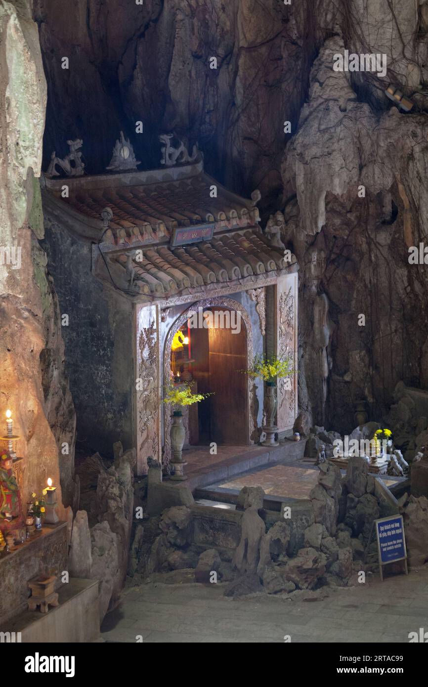 Santuario all'interno della Grotta di Huyen Khong nelle Montagne di marmo, da Nang. Foto Stock