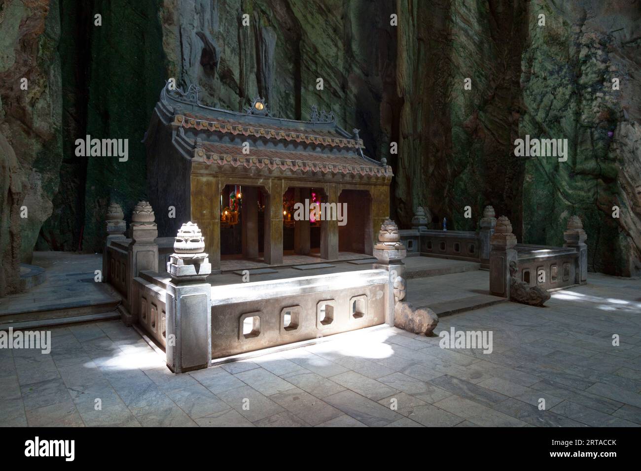 Santuario all'interno della Grotta di Huyen Khong nelle Montagne di marmo, da Nang. Foto Stock
