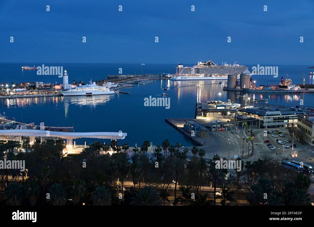 Vista serale del porto in serata, Malaga, Andalusia, Spagna Foto Stock