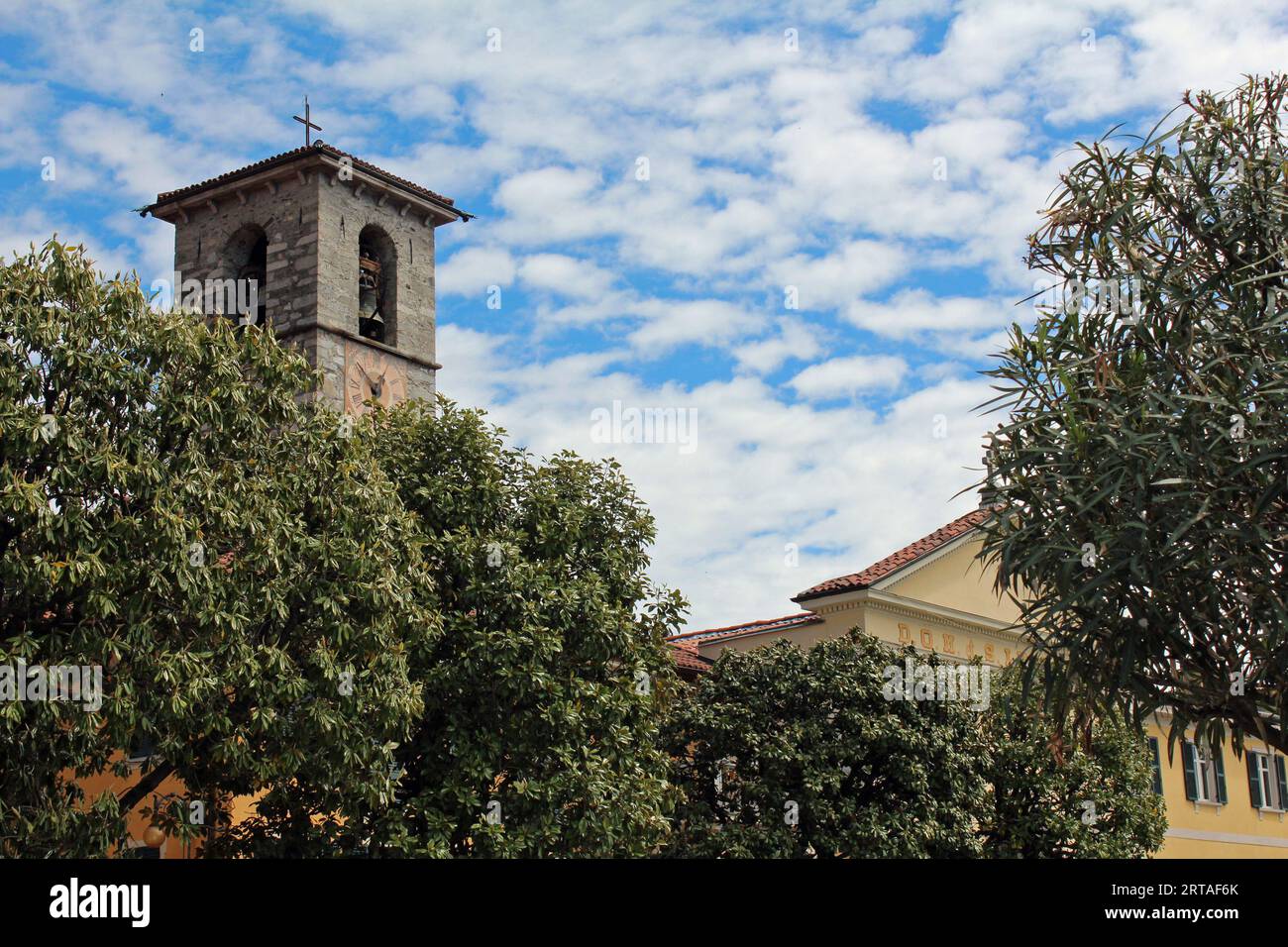 Vecchia chiesa d'epoca in Italia con cielo blu e belle nuvole Foto Stock