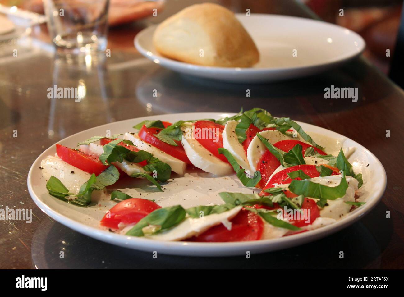 primo piano di insalata di mozzarella di pomodoro italiano sano e delizioso Foto Stock