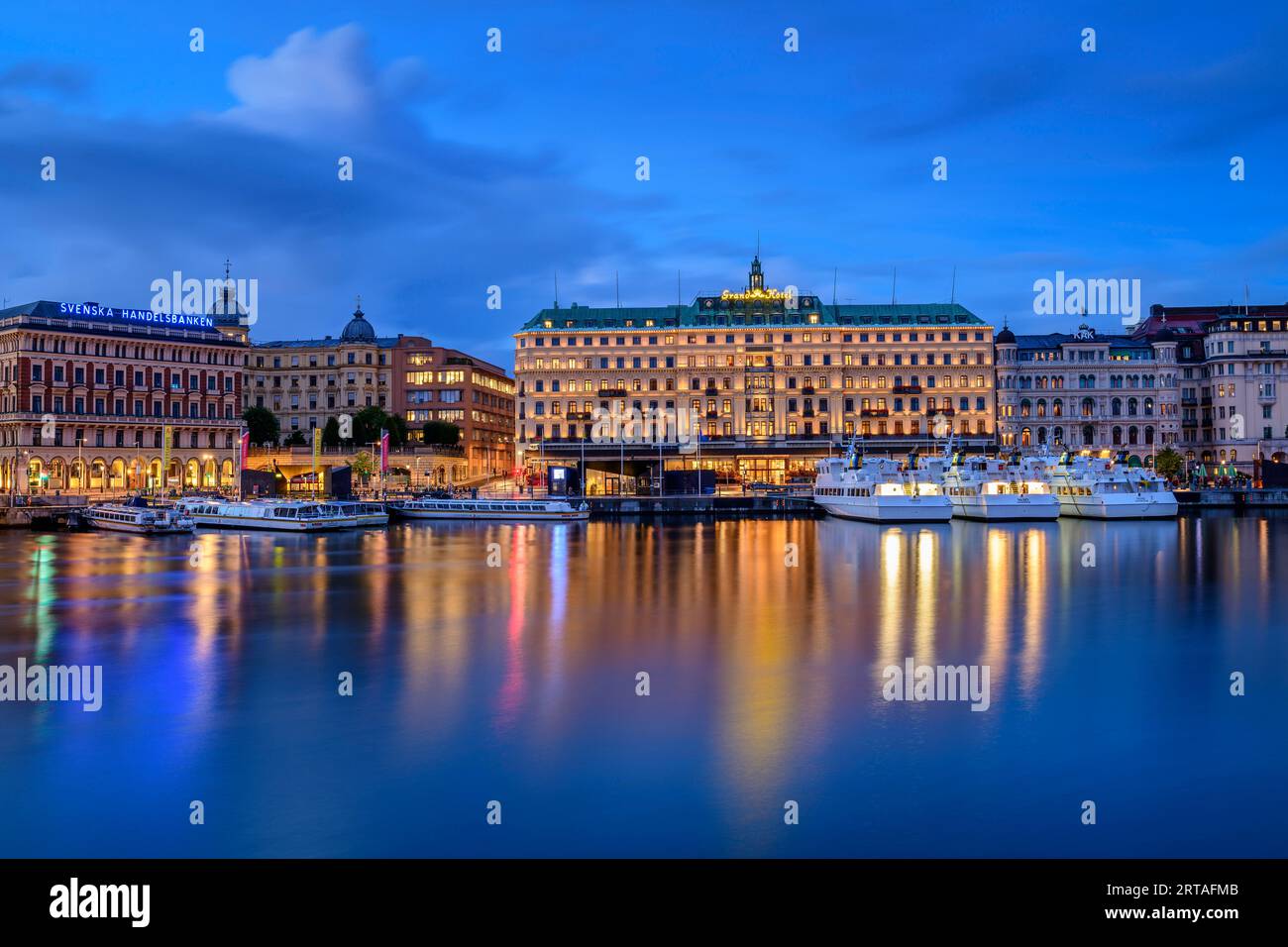 Vista del Grand Hotel illuminato, Stoccolma, Stockholms Iän, Svezia Foto Stock