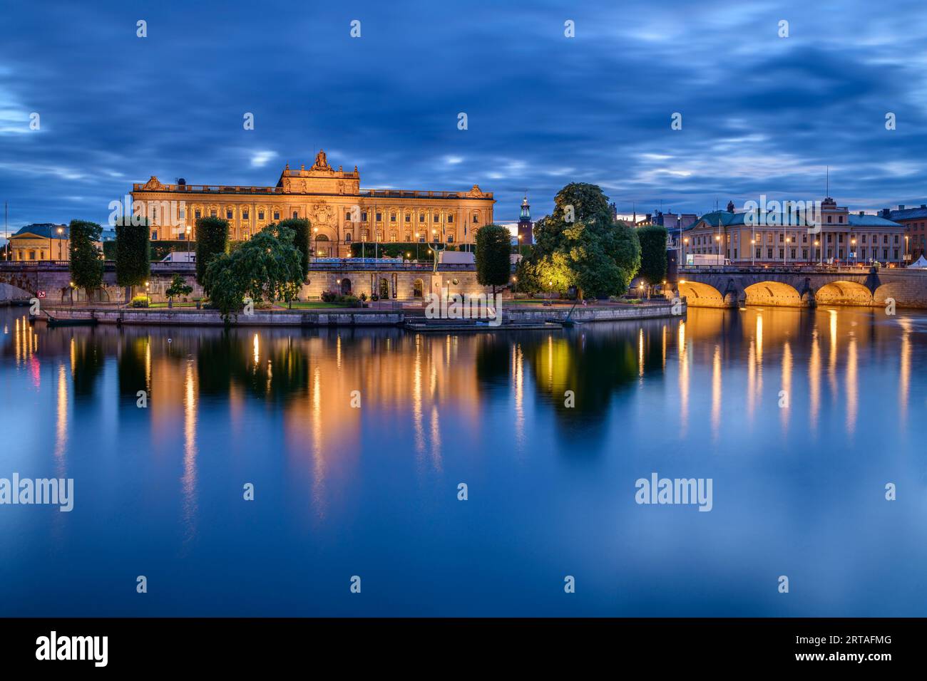 Vista del Reichstag illuminato, Riksdagshuset, da Stoccolma, Stockholms Iän, Svezia Foto Stock