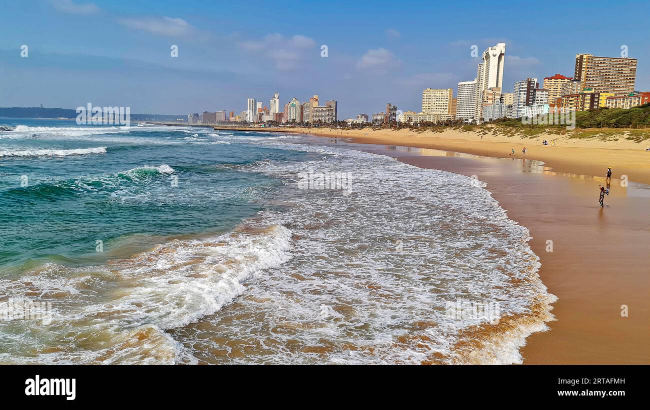 Spiaggia sabbiosa e sagoma di Durban, Durban, Sudafrica Foto Stock