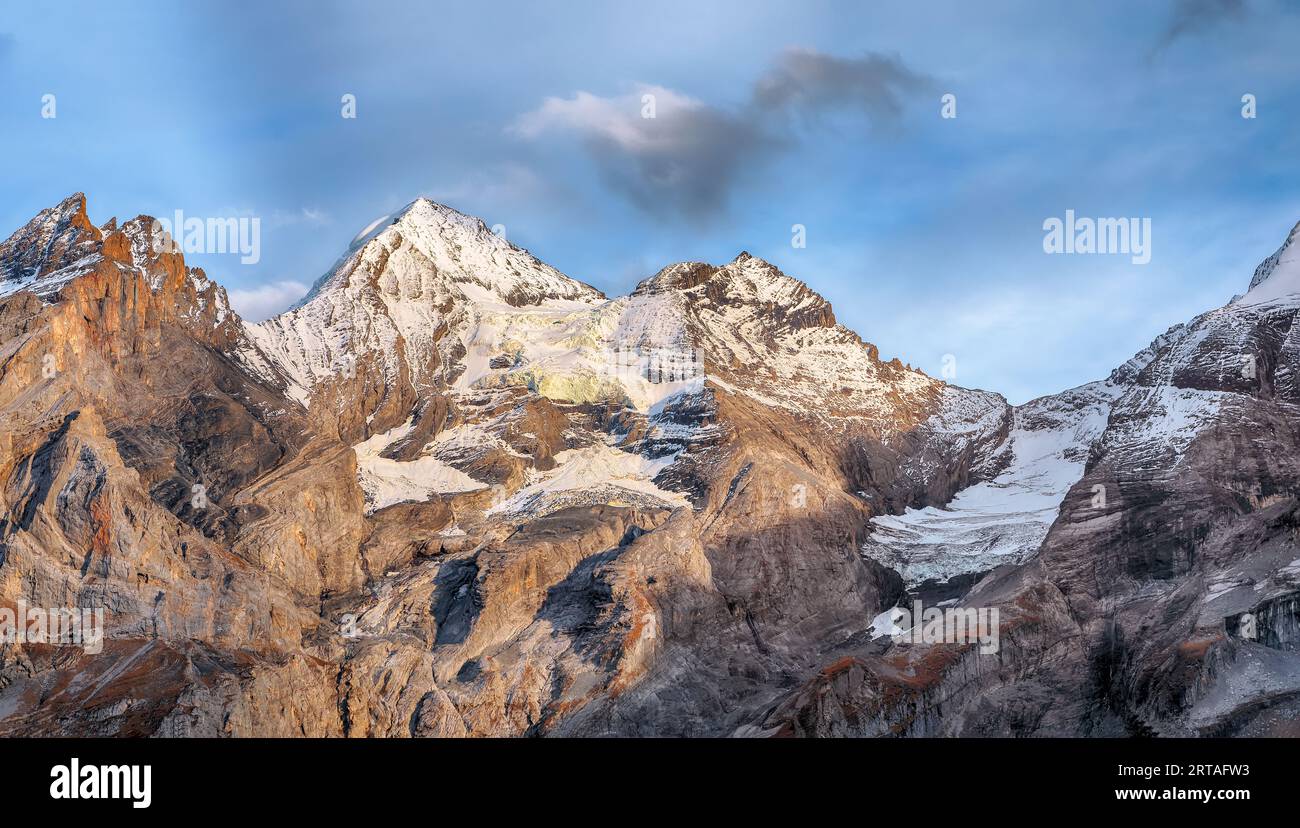 Incredibile vista autunnale della vetta del Bluemlisalp. Scenario delle Alpi svizzere.posizione: Valle dell'Oeschinen, Cantone di Berna, Svizzera, Europa Foto Stock