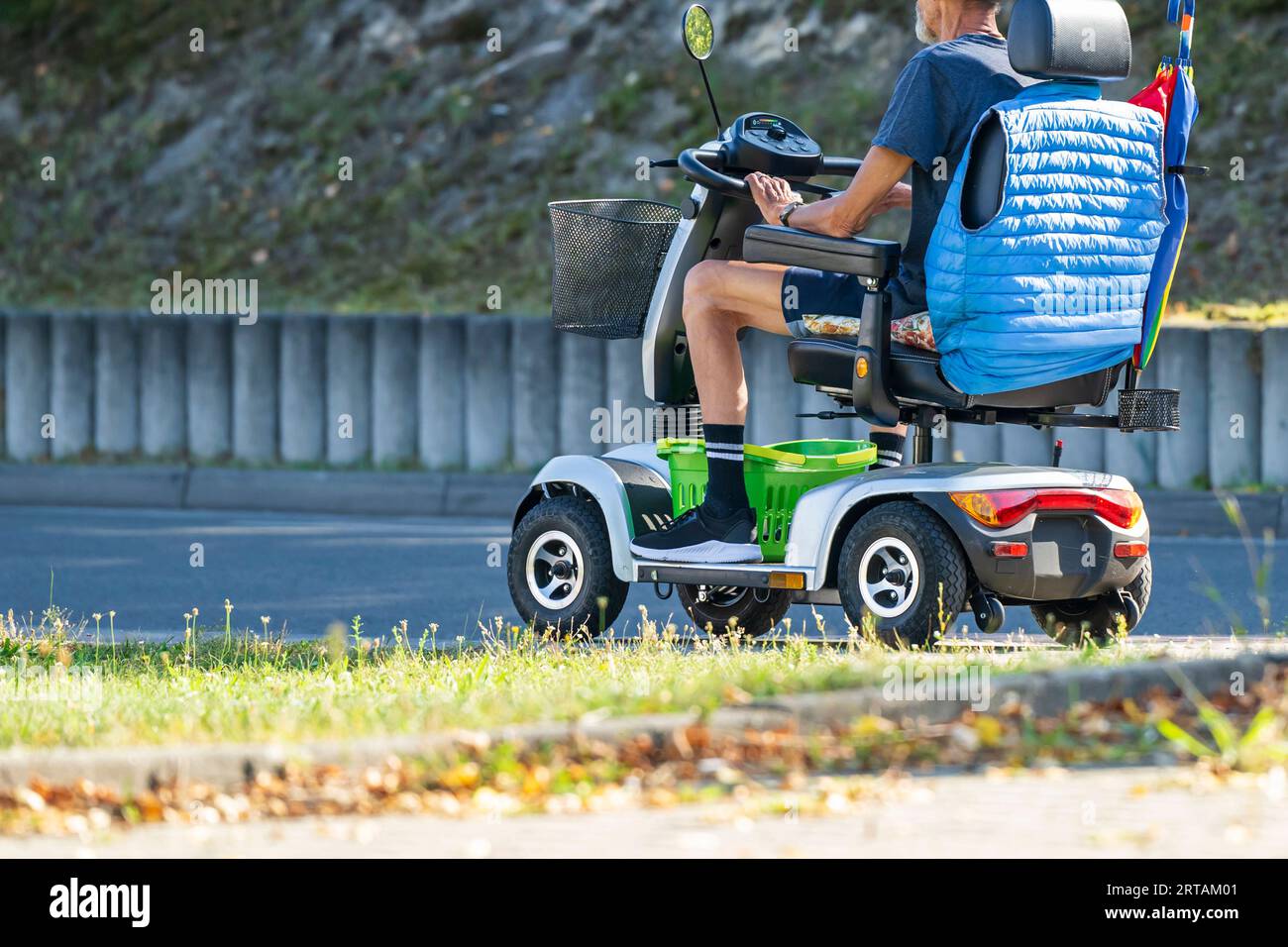 Per molte persone una sedia a rotelle elettrica è l'unico modo per muoversi Foto Stock