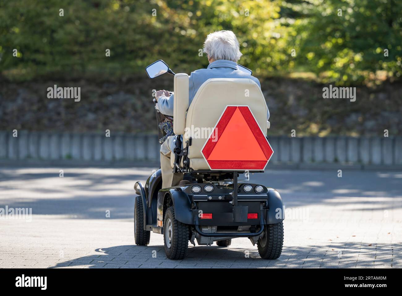 Una sedia a rotelle elettrica aumenta la mobilità per molte persone anziane Foto Stock