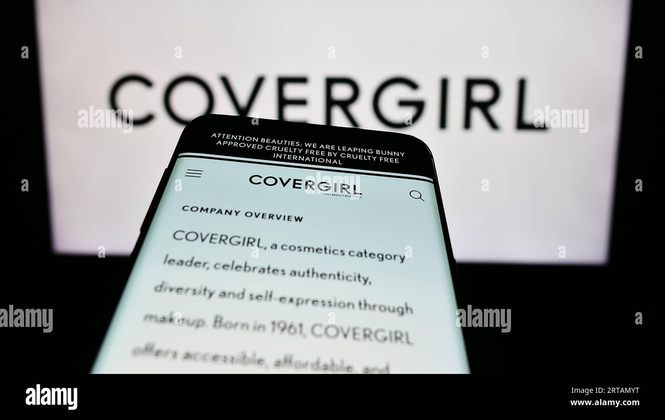 Smartphone con sito Web dell'azienda statunitense CoverGirl sullo schermo davanti al logo aziendale. Mettere a fuoco in alto a sinistra sul display del telefono. Foto Stock