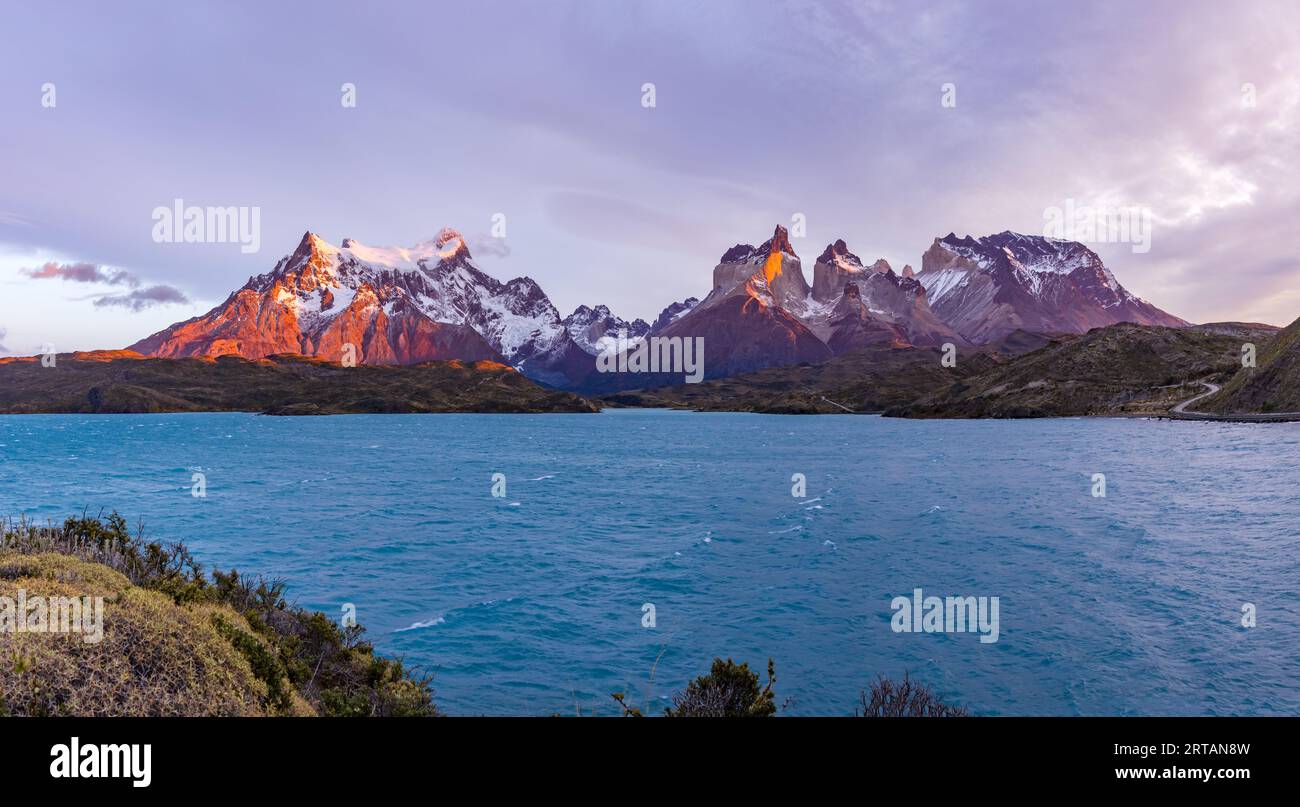 Pittoresco panorama del massiccio di Torres del Paine con Paine grande e Los Cuernos all'alba mozzafiato, Cile, Patagonia Foto Stock