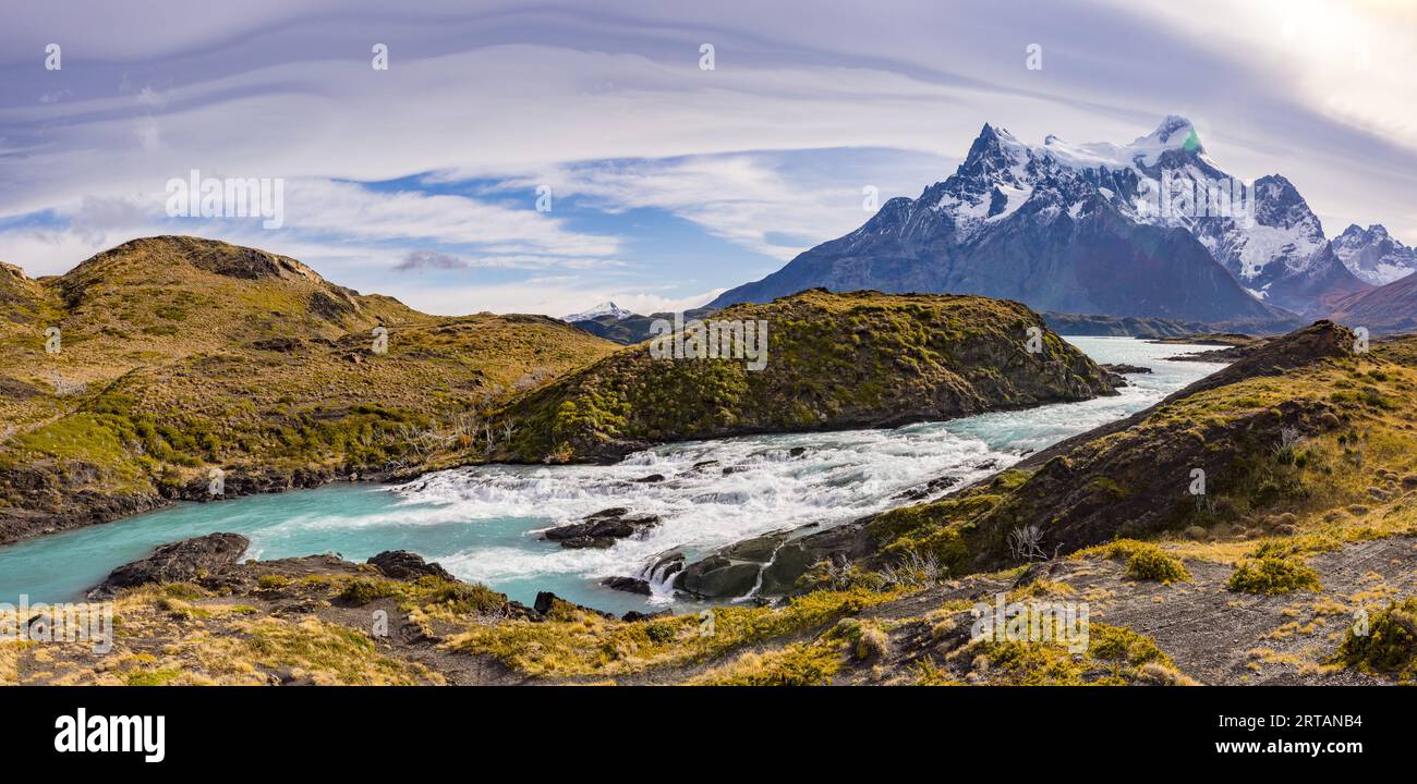 La cascata salto grande sul fiume Paine sotto il Parco Nazionale di Torres del Paine, in Patagonia cilena, Sud America Foto Stock