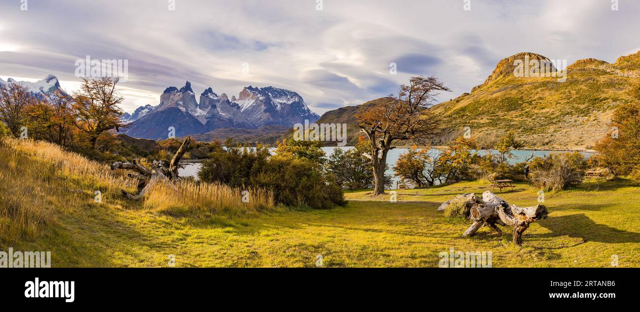 Panorama autunnale con le corna prominenti del massiccio delle Torres del Paine presso il lago Pehoe, Cile, Patagonia, Sud America Foto Stock