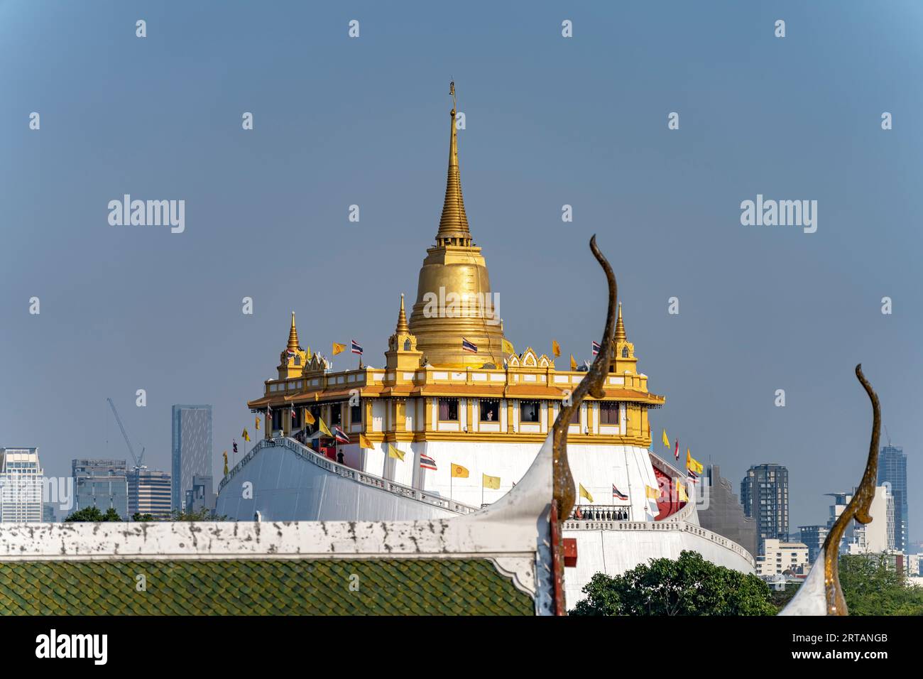 Chedi dorati del complesso di templi buddisti Wat Saket o Tempio del Monte d'Oro, Tempio del Monte d'Oro, Bangkok, Thailandia, Asia Foto Stock