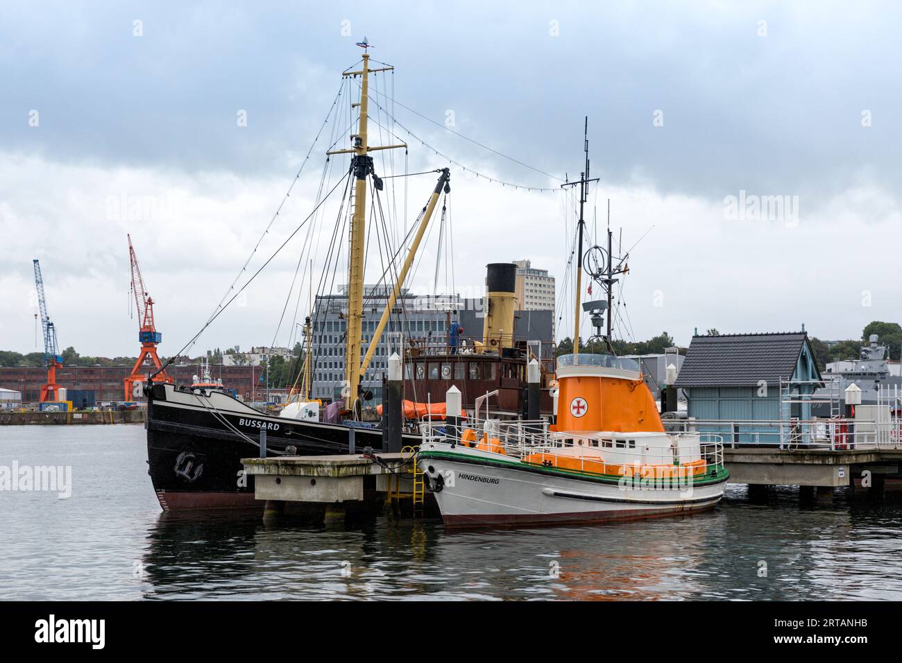 Kiel, Germania – 22 luglio 2023: La storica boa di BUSSARD e la nave di soccorso HINDENBURG ormeggiata vicino al Kiel Maritime Museum Foto Stock