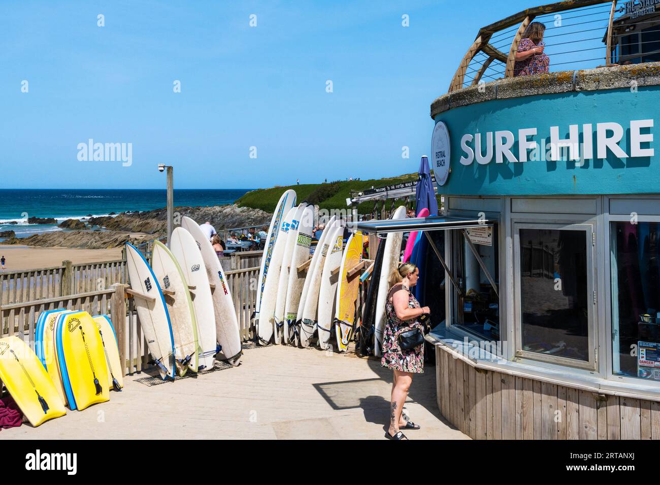 Il negozio di noleggio surf a Fistral Beach a Newquay, in Cornovaglia, nel Regno Unito. Foto Stock
