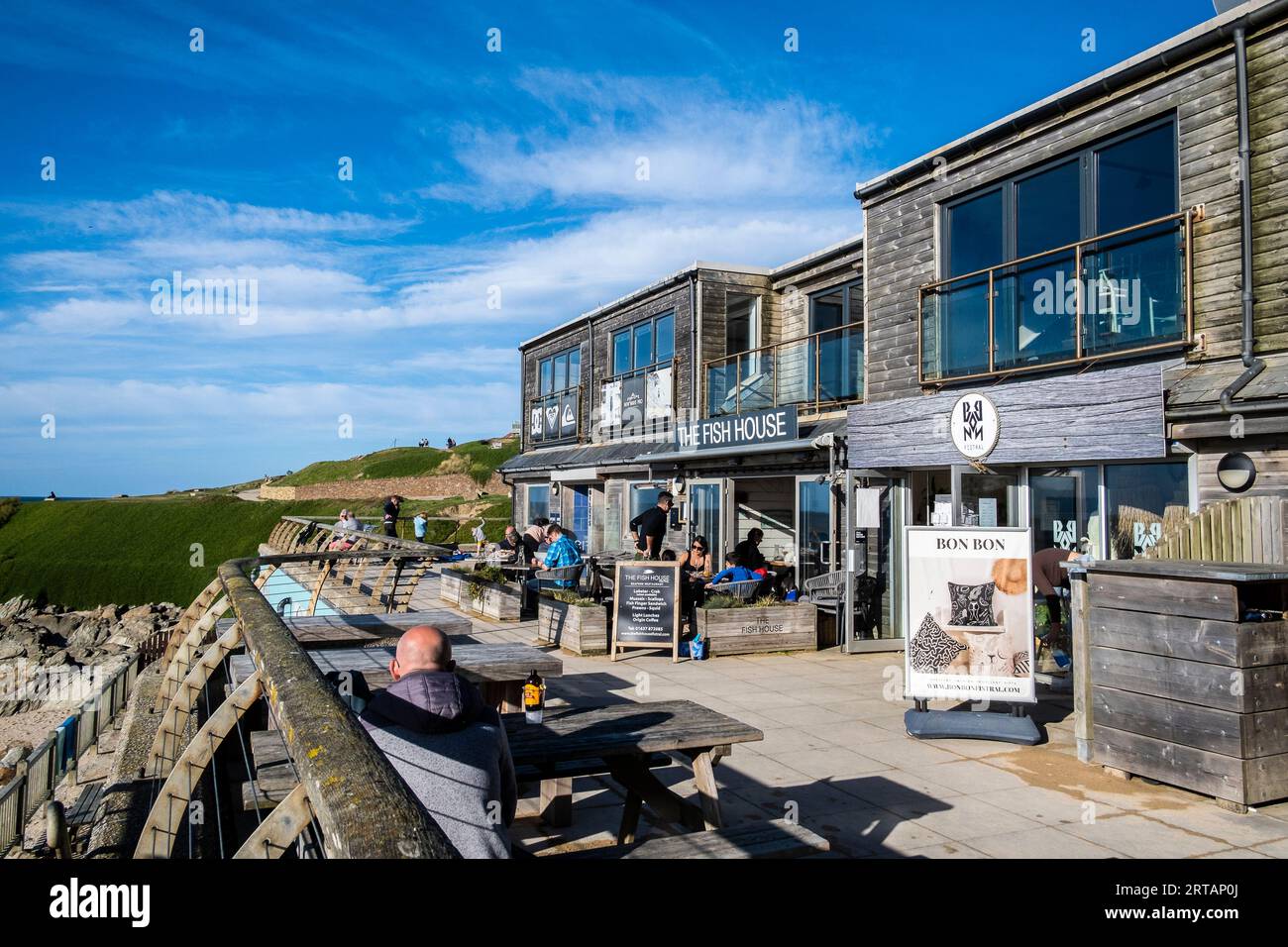 Il ristorante Fish House e il negozio di abbigliamento Bon Bon Fistral si trovano a Fistral a Newquay, in Cornovaglia, nel Regno Unito. Foto Stock