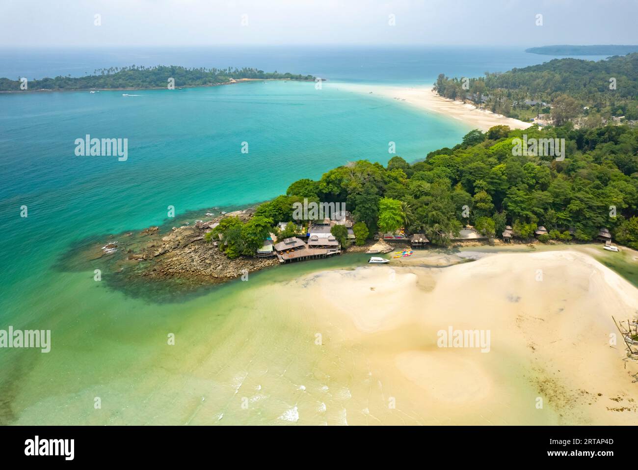 Vista aerea del Captain Hook Resort sulla spiaggia di Khlong Yai Kee e sulla spiaggia di Khlong Han Ko Kut o sull'isola di Koh Kood nel Golfo della Thailandia, in Asia Foto Stock