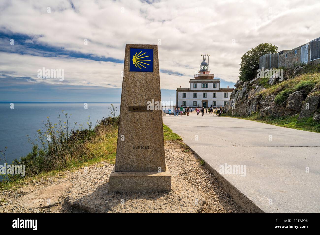 Traguardo che segna la fine del cammino di St. James, Capo Finisterre (Cabo Fisterra), Galizia, Spagna Foto Stock