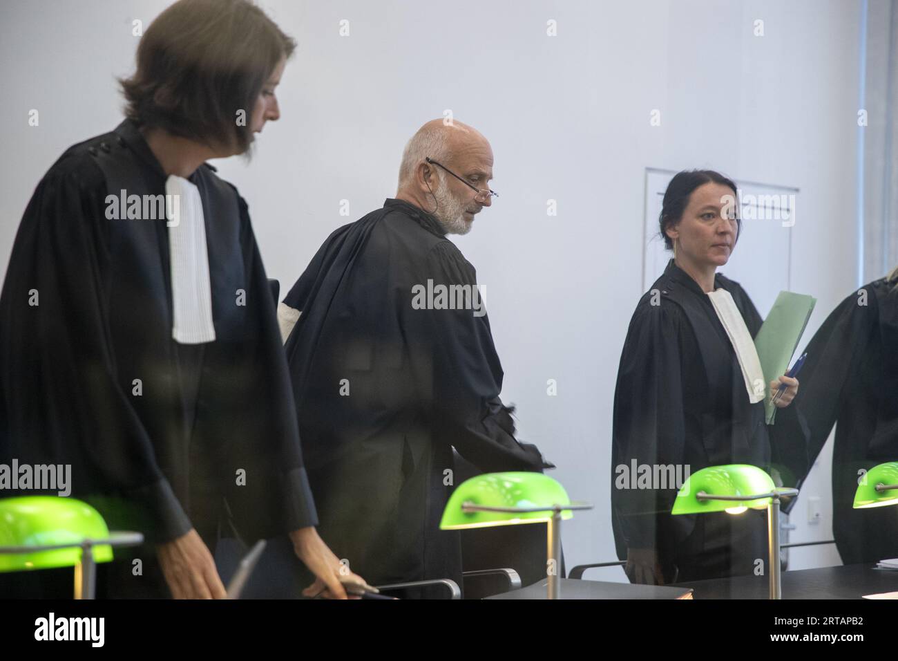 Gent, Belgio. 12 settembre 2023. Il presidente Jan Van den Berghe (C) raffigurato durante l'inizio di una sessione nella causa giudiziaria contro l'ex deputato del parlamento Van Langenhove e alcuni dei suoi colleghi del movimento giovanile fiammingo di estrema destra "Schild en Vrienden", accusato di razzismo e sessismo, davanti al tribunale di Gent, martedì 12 settembre 2023. BELGA PHOTO NICOLAS MAETERLINCK Credit: Belga News Agency/Alamy Live News Foto Stock