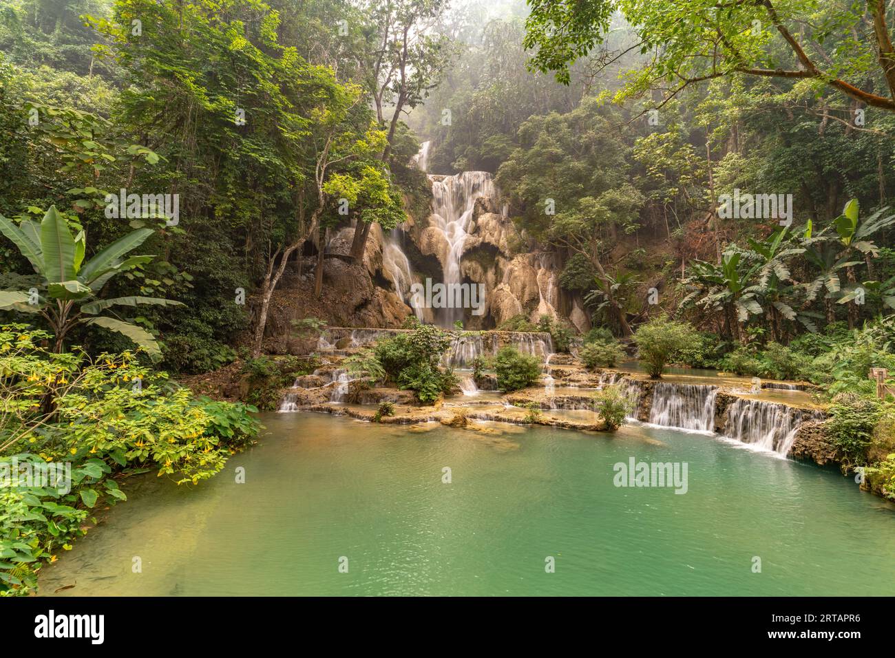 La cascata Kuang si a più livelli a Luang Prabang, Laos, Asia Foto Stock