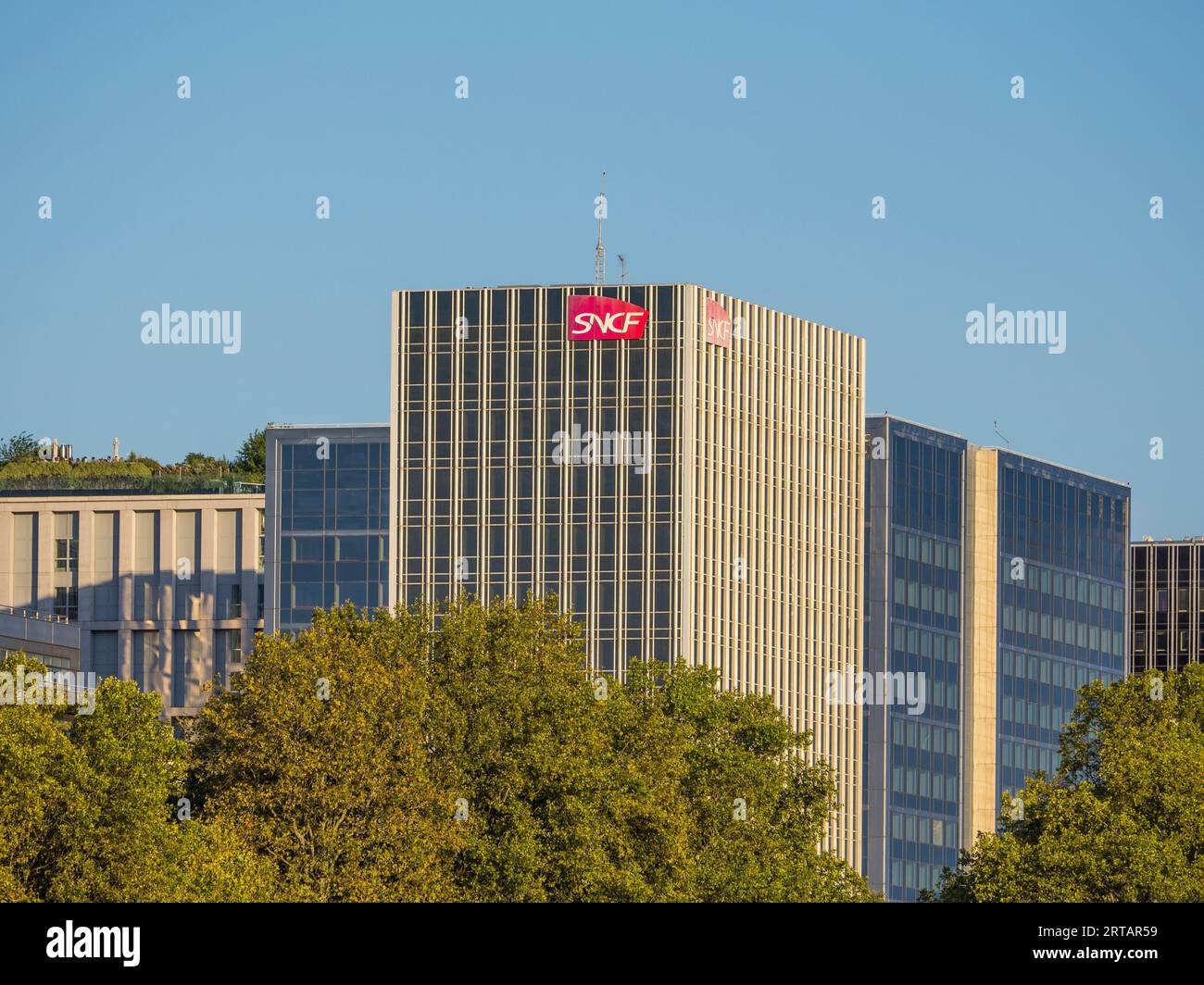 La torre Traversière, sede del dipartimento immobiliare SNCF, Parigi, Francia, Europa, UE. Foto Stock