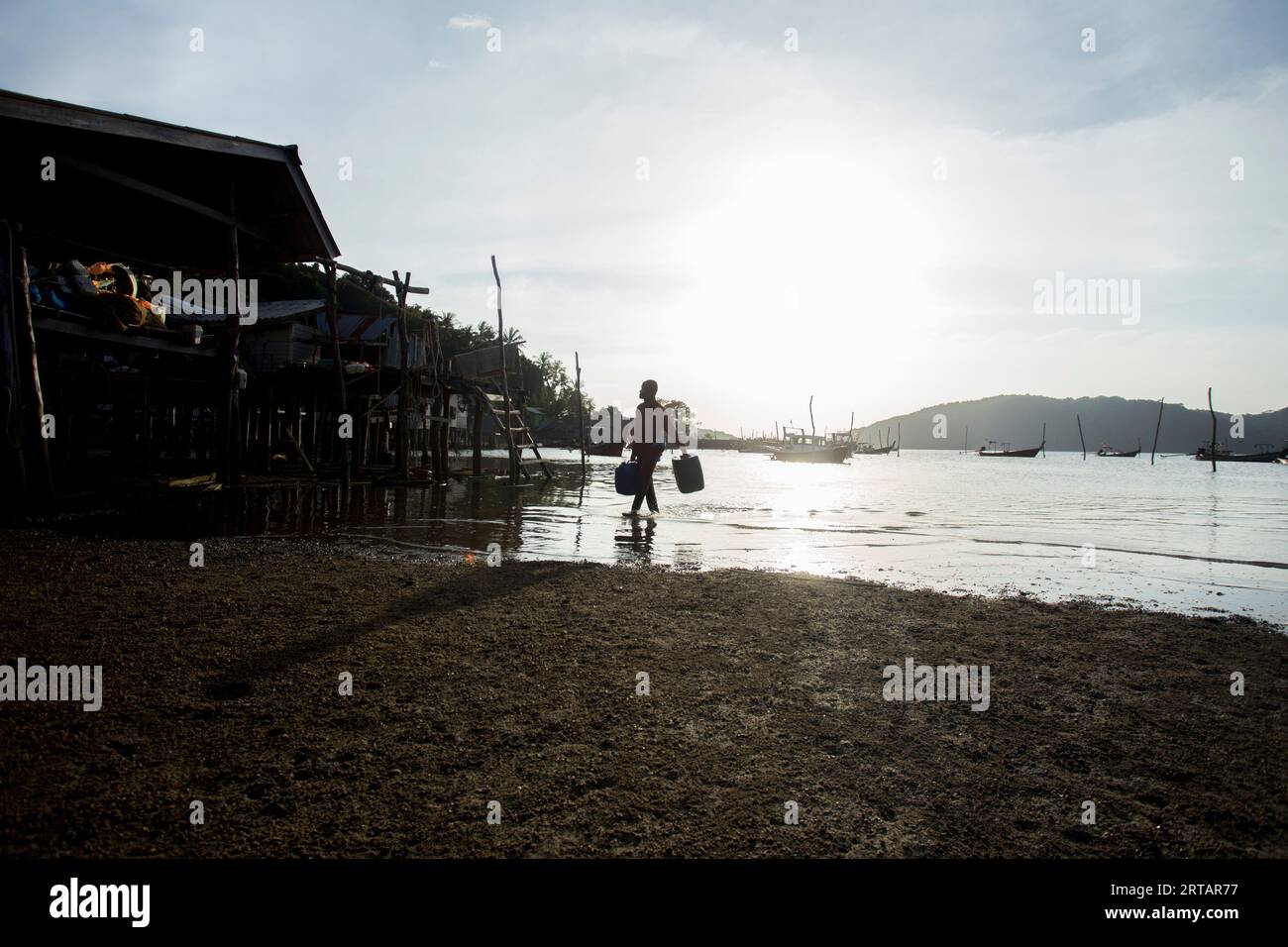 Koh Yao, Thailandia; 1 gennaio 2023: Pescatori che fissano le loro barche a coda lunga nel villaggio di pescatori di Koh Yao. Foto Stock