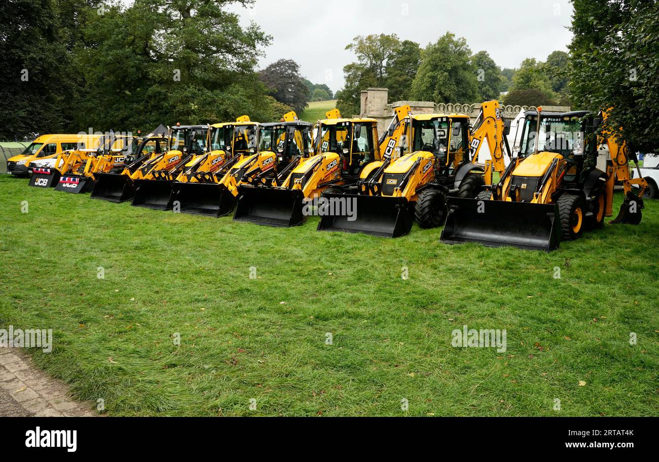Una linea di Digger gialli JCB. Foto Stock