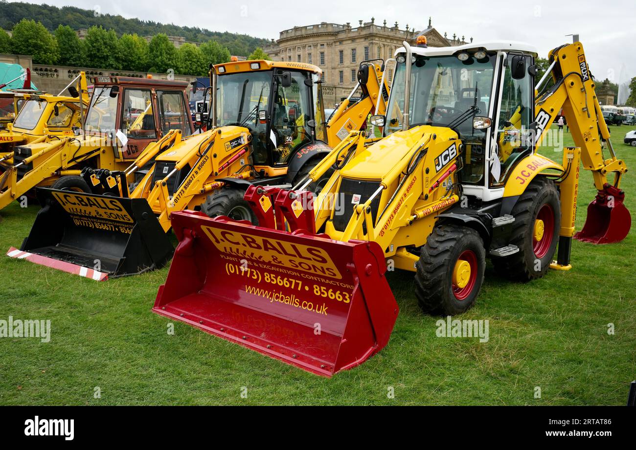 Una linea di Digger gialli JCB. Foto Stock