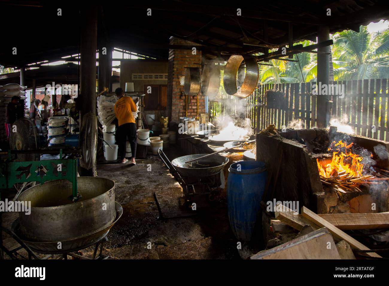 Samut Songkhram, Thailandia; 1 gennaio 2023: Persone che lavorano in una piantagione biologica di cocco in Thailandia producendo zucchero. Foto Stock