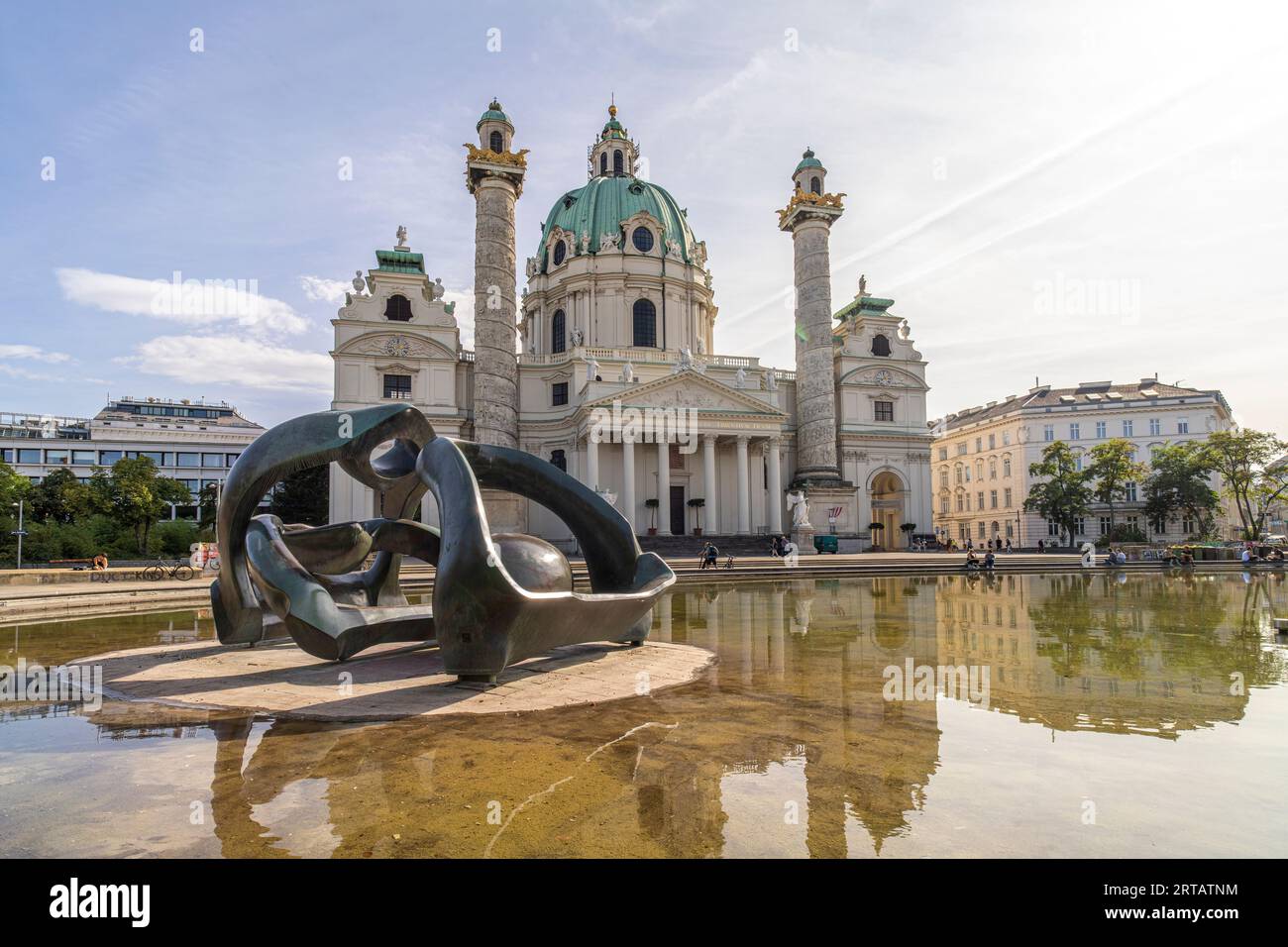 Scultura di Henry Moore Hill Arches e Karlskirche a Vienna, Austria, Europa Foto Stock