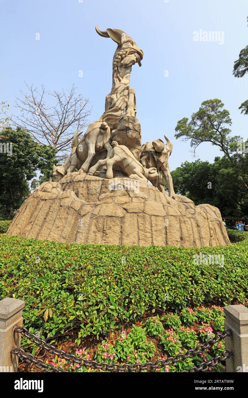 Guangzhou, Cina - 5 aprile 2019: Scultura Five Rams in Yuexiu Park, Guangzhou, provincia del Guangdong, Cina Foto Stock