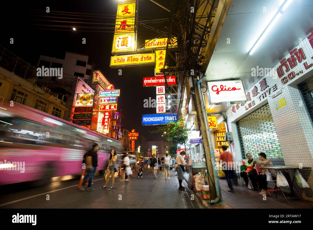 Bangkok, Thailandia; 1 gennaio 2023: Thanon Yaowarat Road di notte nella Chinatown di Bangkok. Foto Stock