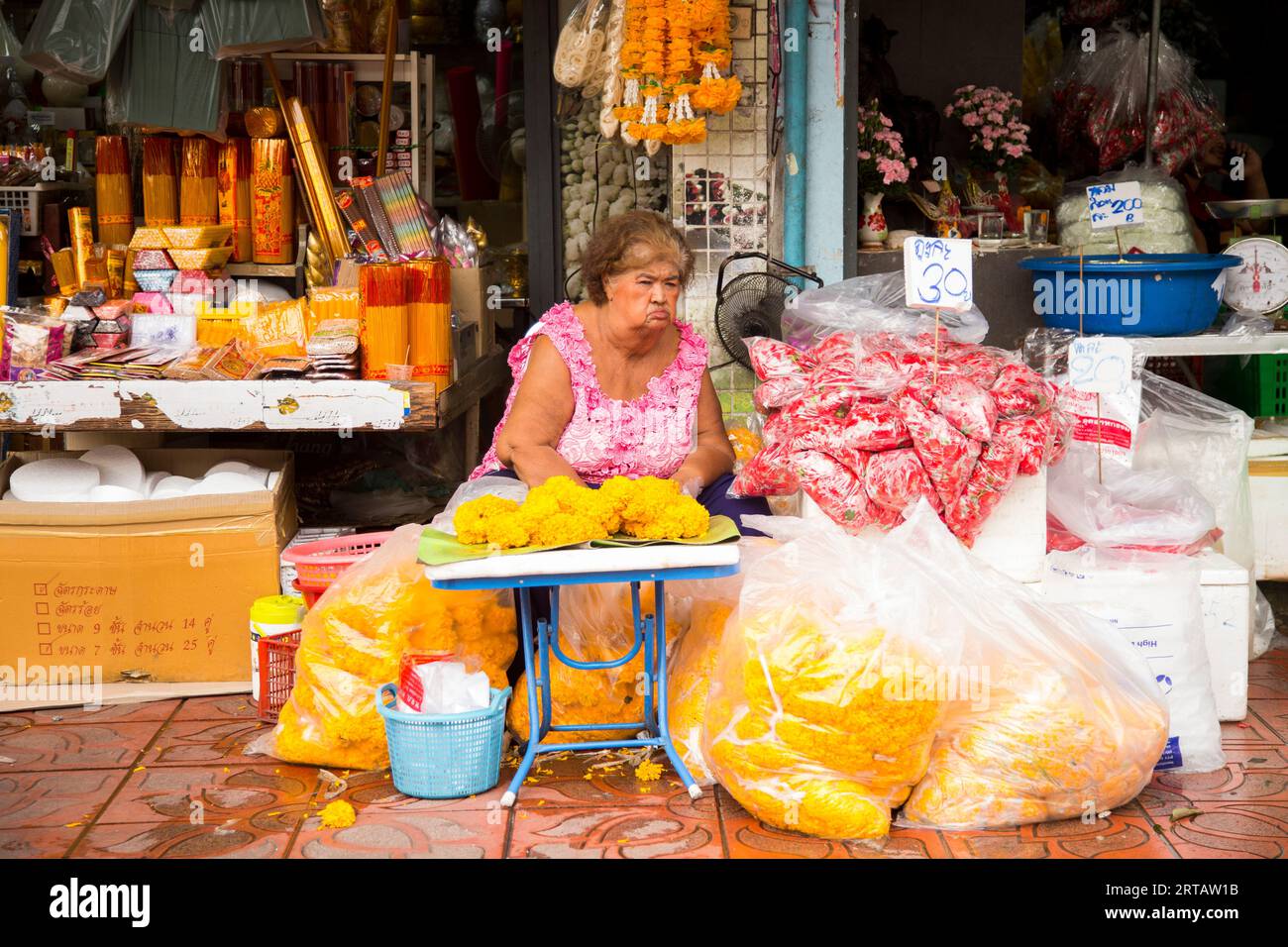 Bangkok, Thailandia; 1 gennaio 2023: Una donna che vende fiori in una bancarella di Bangkok Foto Stock