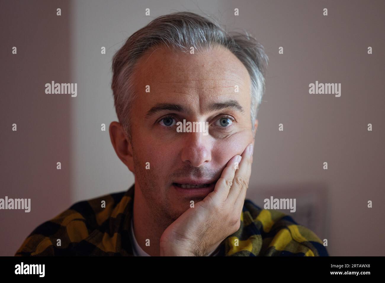 Colonia, Germania. 11 settembre 2023. Jan Böhmermann, presentatore e giornalista, parla durante un'intervista con dpa nel suo ufficio presso lo Studio Ehrenfeld. Crediti: Rolf Vennenbernd/dpa/Alamy Live News Foto Stock