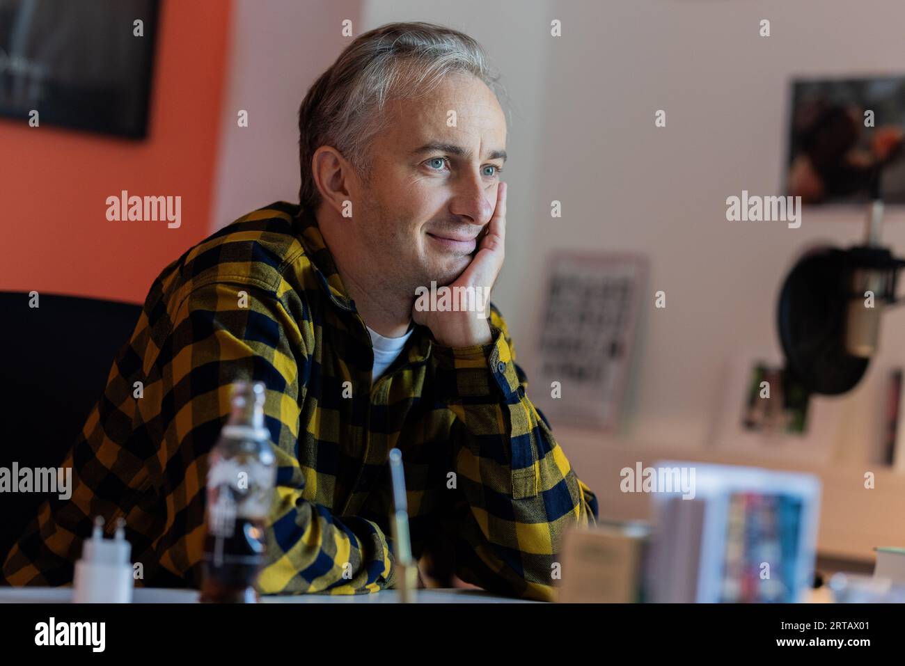 Colonia, Germania. 11 settembre 2023. Jan Böhmermann, presentatore e giornalista, parla durante un'intervista con dpa nel suo ufficio presso lo Studio Ehrenfeld. Crediti: Rolf Vennenbernd/dpa/Alamy Live News Foto Stock
