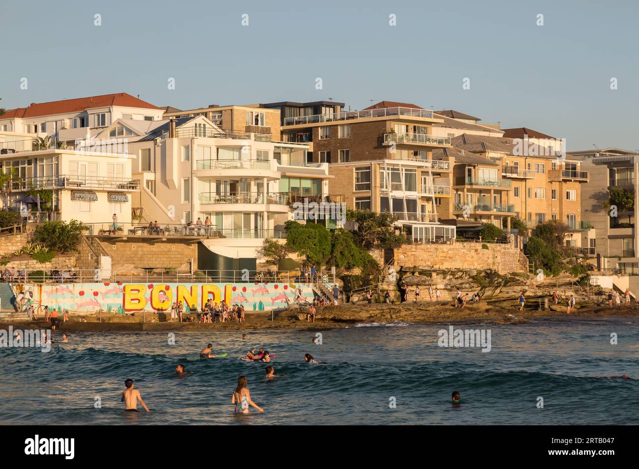 Appartamenti costieri affacciati su Bondi Beach, Sydney, NSW, Australia. Foto Stock