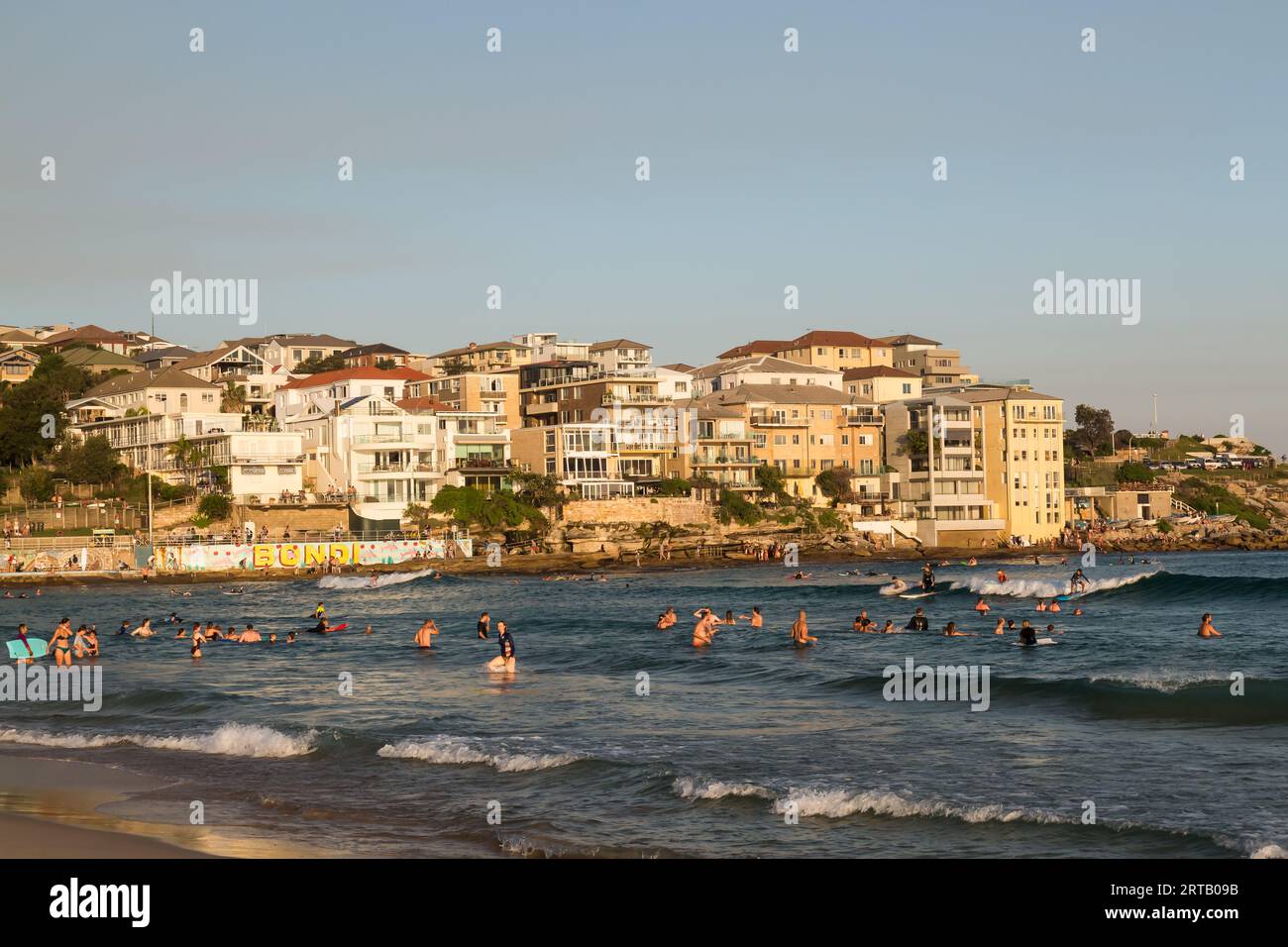 Appartamenti costieri affacciati su Bondi Beach, Sydney, NSW, Australia. Foto Stock