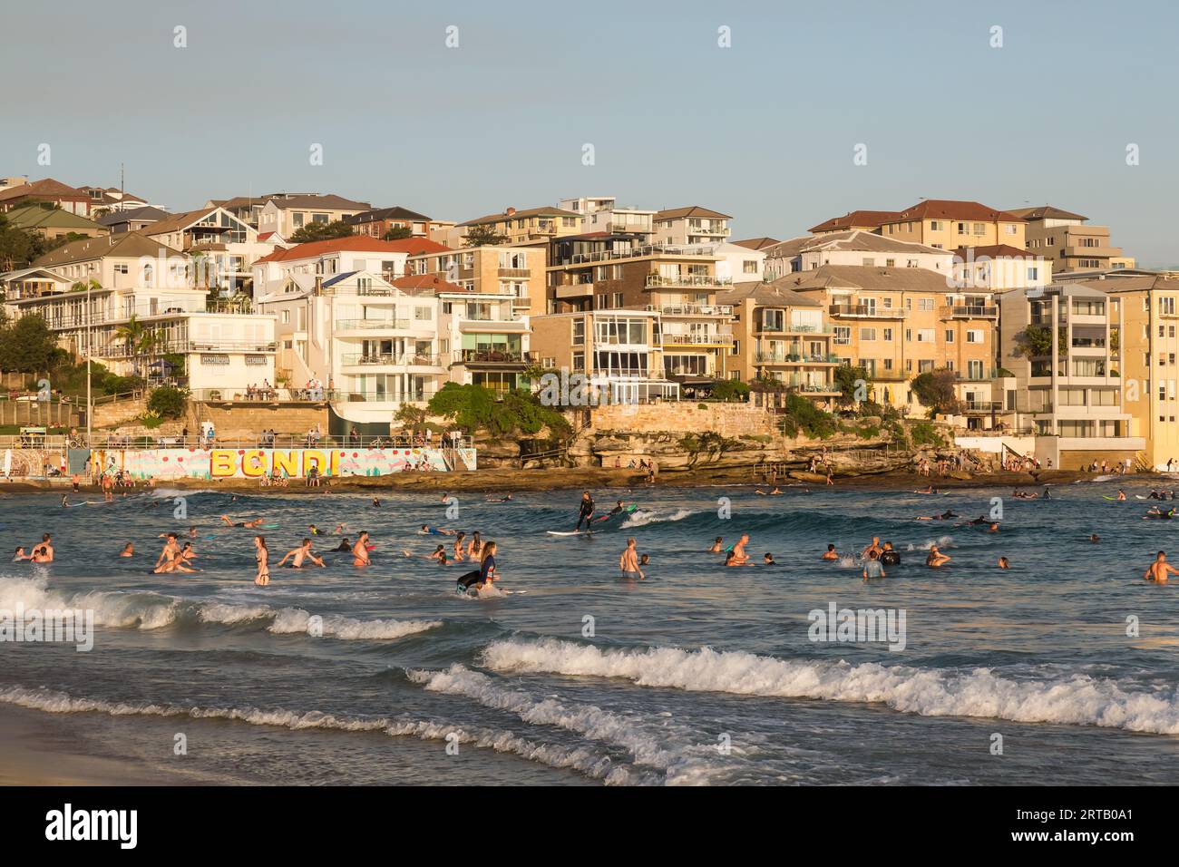 Appartamenti costieri affacciati su Bondi Beach, Sydney, NSW, Australia. Foto Stock
