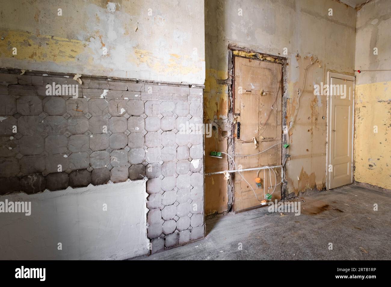 Cucina prima di ristrutturare nell'edificio vecchio Foto Stock