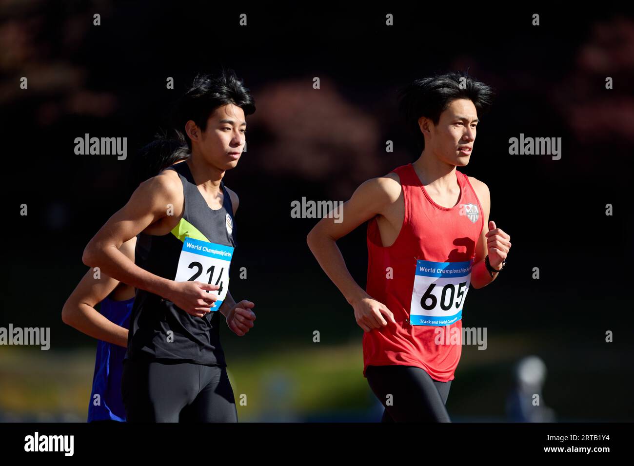 Atleti giapponesi che corrono in pista Foto Stock