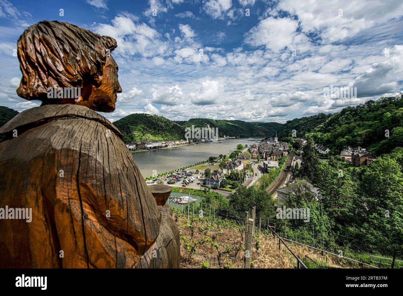Statua di Saint Goar sotto il castello di Rheinfels che si affaccia sulla valle del Reno a St Goar e St. Goarshausen, alta Valle del Medio Reno, Renania-Palatino Foto Stock