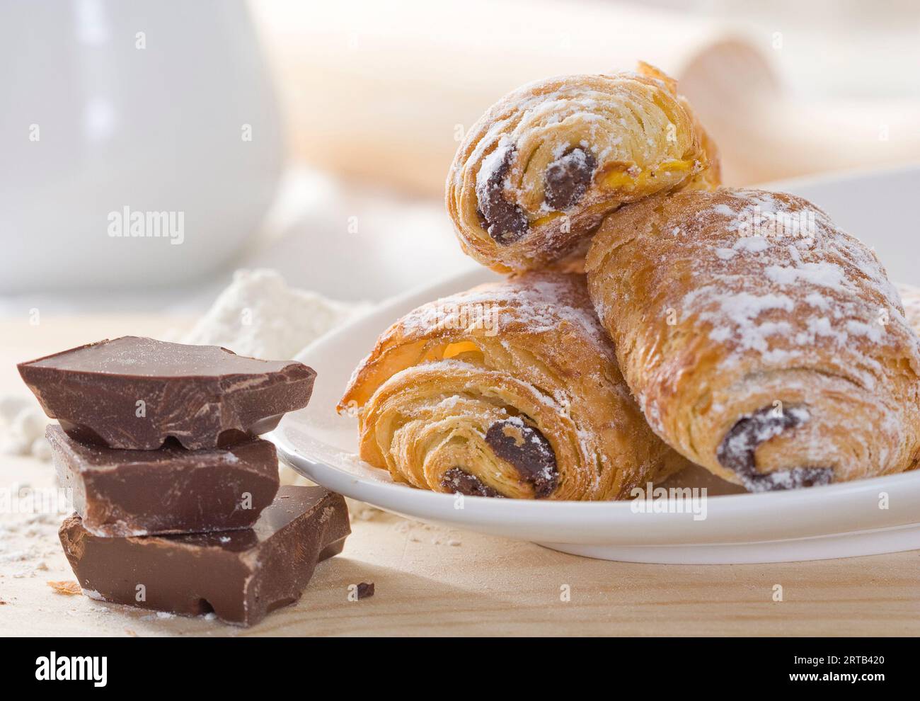 Tre croissant al cioccolato francese serviti con pezzi di cioccolato. Messa a fuoco selettiva Foto Stock