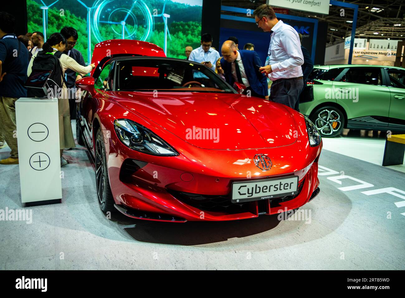 Auto sportiva elettrica MG Cyberster presso lo stand MG all'IAA Mobility 2023, Monaco di Baviera Germania. Foto Stock