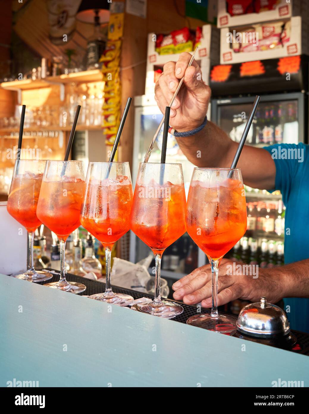 Spritz cocktail tradizionale con bevande alcoliche preparate in un bar sulla spiaggia. Bevanda italiana. Concetto di stile di vita Foto Stock