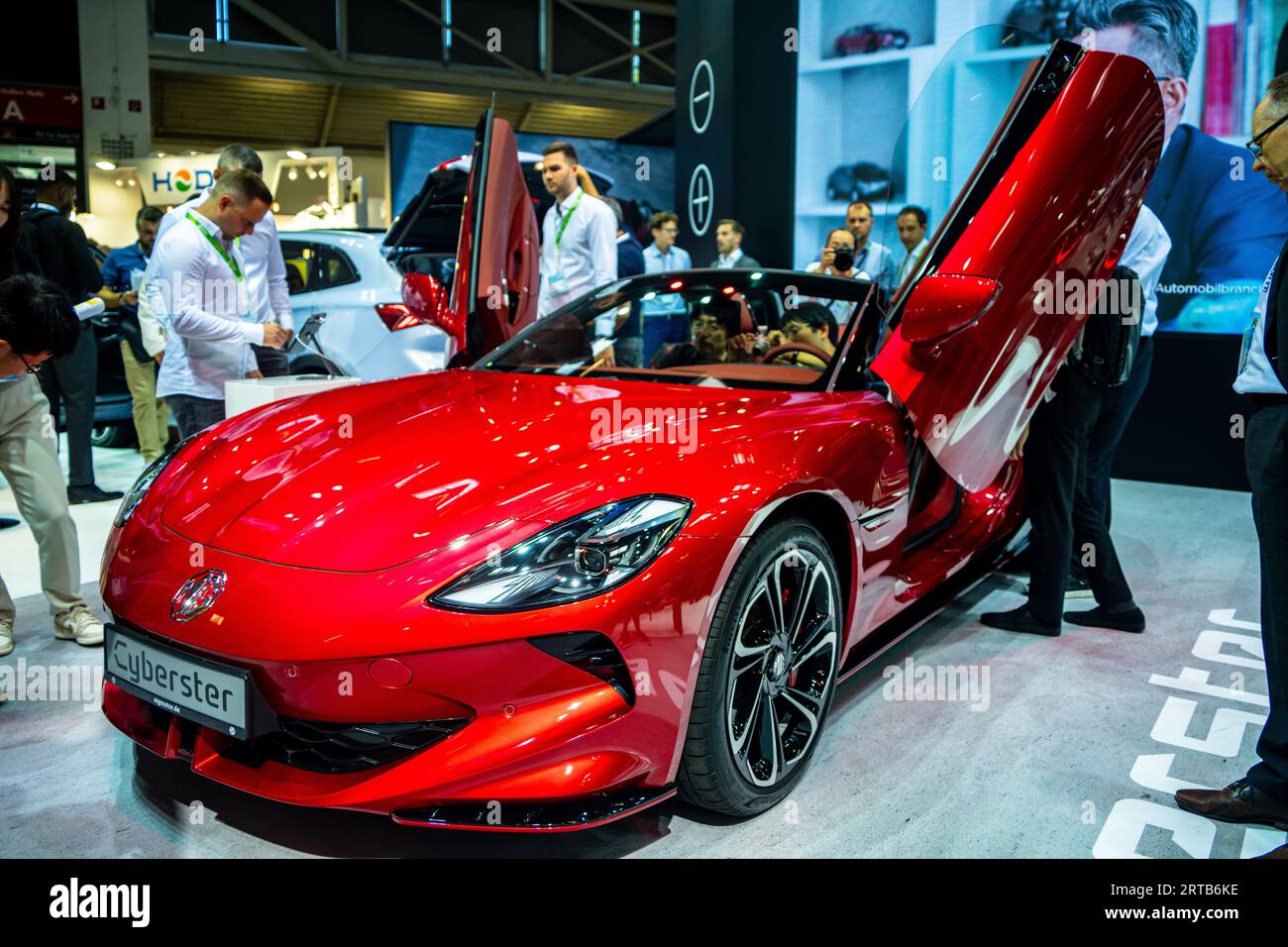 Auto sportiva elettrica MG Cyberster presso lo stand MG all'IAA Mobility 2023, Monaco di Baviera Germania. Foto Stock